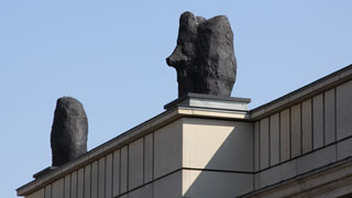 Foto: Zwei Skulpturen des Künstlers Per Kirkeby auf dem Dach des Bundesratsgebäudes 