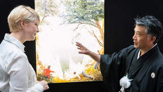 Bundesratspräsidentin Manuela Schwesig und Künstler  Hiroyuki Masuyama vor einem Bild.